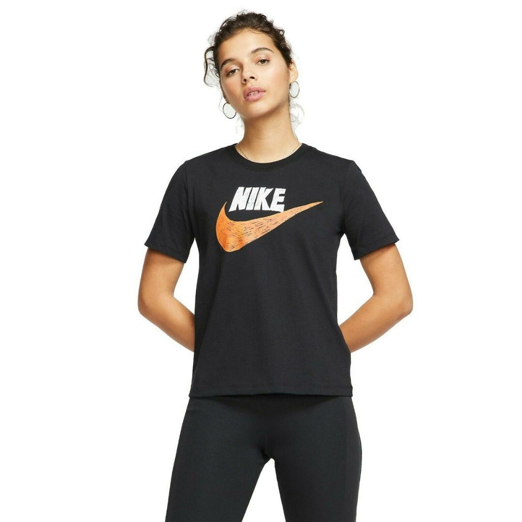 T-shirt Nike da donna nera con swoosh color arancio